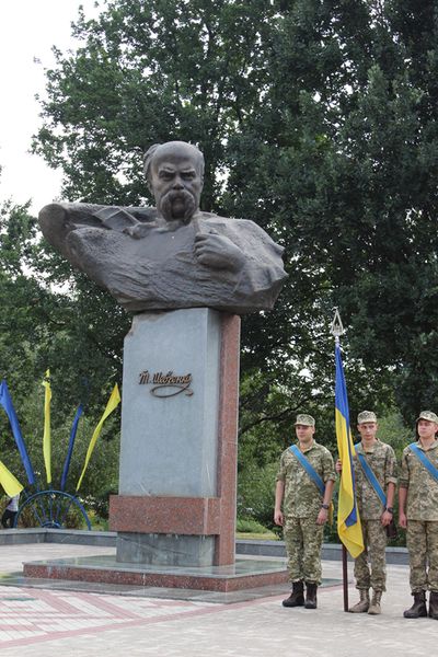 Запоріжці поклали квіти до погруддя Шевченка напередодні Дня Державного прапора та річниці Незалежності України