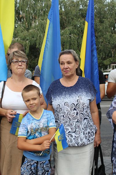 Запоріжці поклали квіти до погруддя Шевченка напередодні Дня Державного прапора та річниці Незалежності України