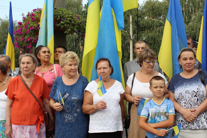 Запоріжці поклали квіти до погруддя Шевченка напередодні Дня Державного прапора та річниці Незалежності України