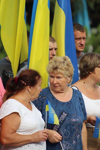 Запоріжці поклали квіти до погруддя Шевченка напередодні Дня Державного прапора та річниці Незалежності України