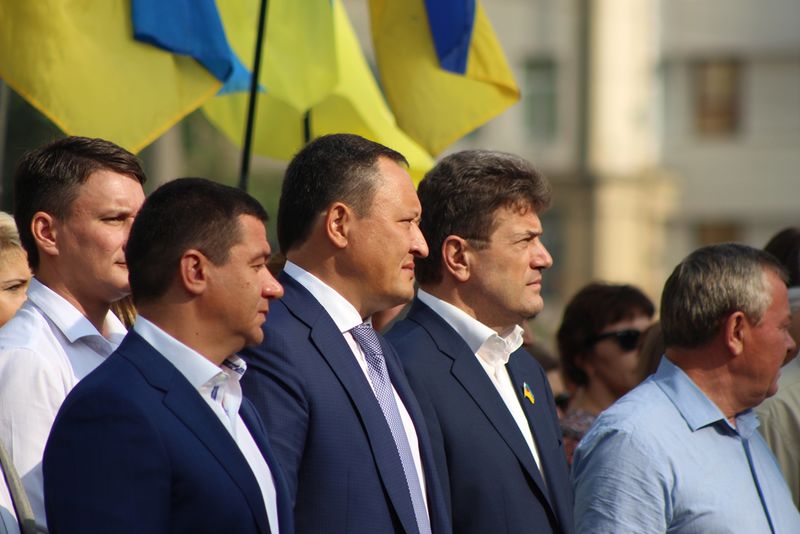 Запоріжці поклали квіти до погруддя Шевченка напередодні Дня Державного прапора та річниці Незалежності України