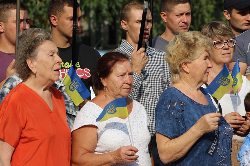Запоріжці поклали квіти до погруддя Шевченка напередодні Дня Державного прапора та річниці Незалежності України