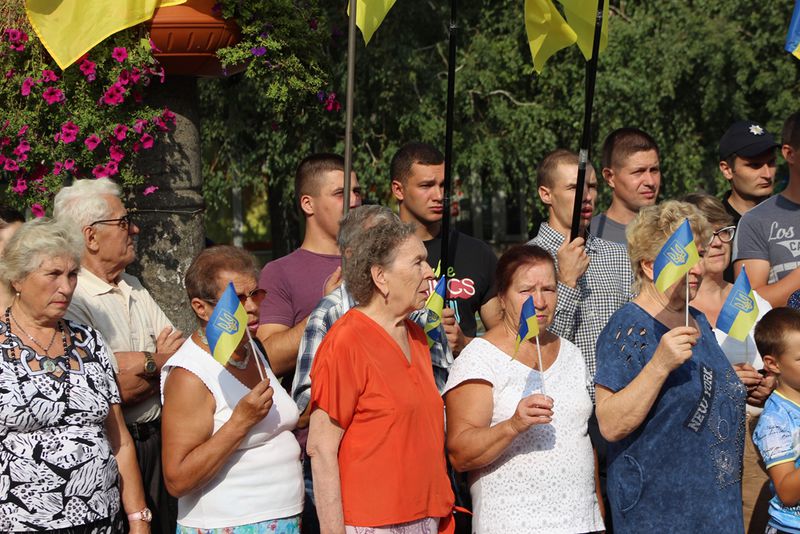 Запоріжці поклали квіти до погруддя Шевченка напередодні Дня Державного прапора та річниці Незалежності України