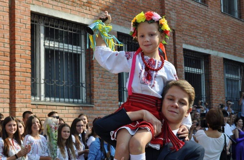 У всіх запорізьких школах лунає перший дзвоник