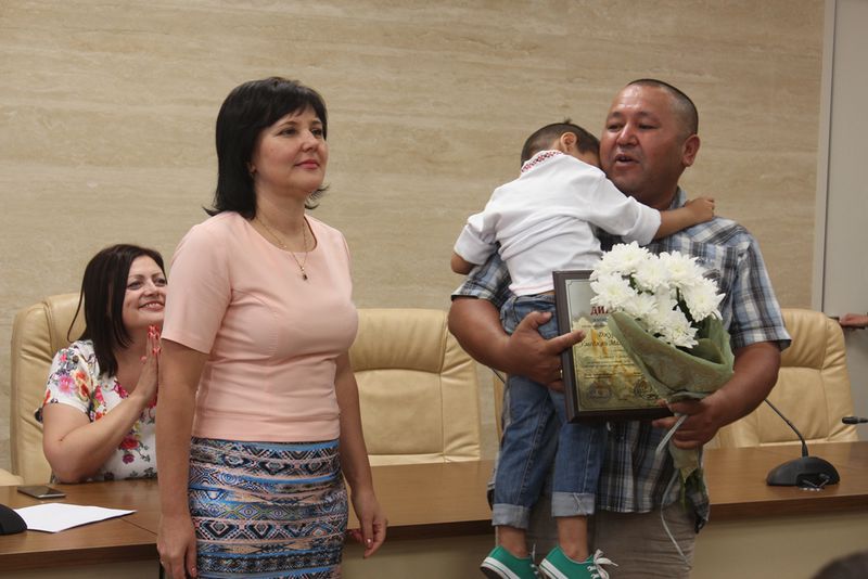Нагороджено перших переможців конкурсу «Батько року»