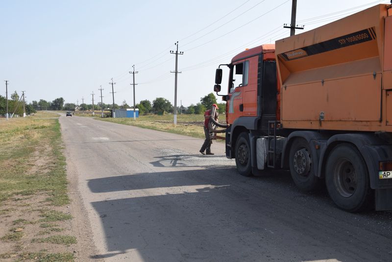 Автодорожники ремонтують найбільш проблемні ділянки доріг 