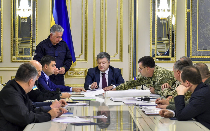 Стратегічні об’єкти мають бути захищені, а винні у вибухах на військових складах притягнуті до відповідальності – Президент щодо ситуації під Калинівкою