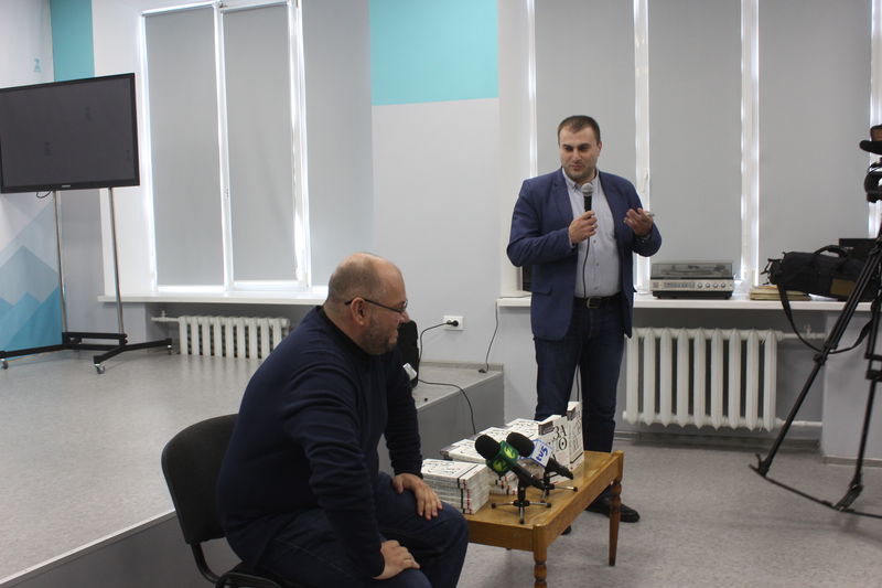 Книга запорізького журналіста розкриває секрети та правила професії