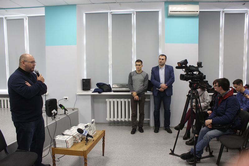 Книга запорізького журналіста розкриває секрети та правила професії