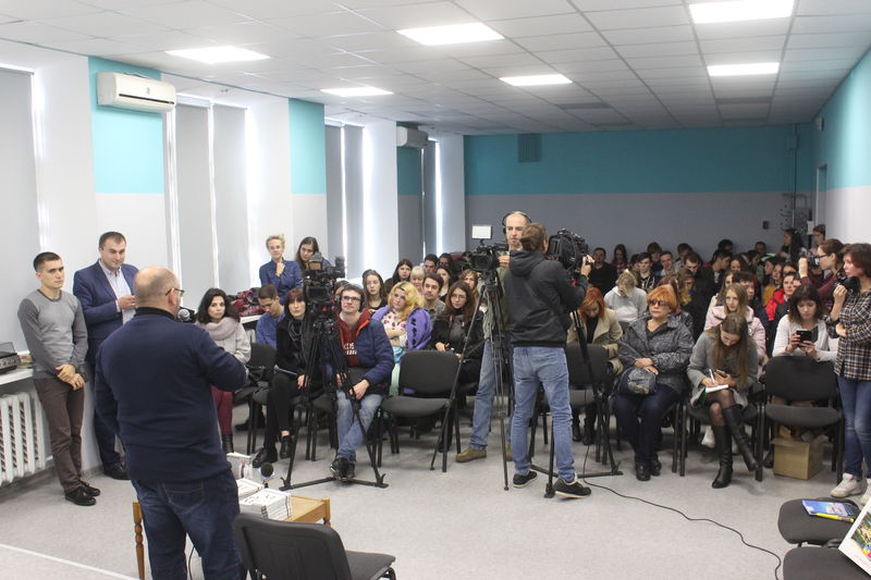 Книга запорізького журналіста розкриває секрети та правила професії