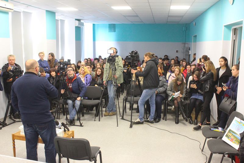 Книга запорізького журналіста розкриває секрети та правила професії
