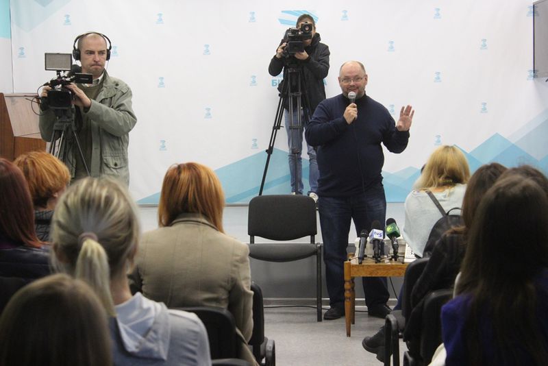 Книга запорізького журналіста розкриває секрети та правила професії