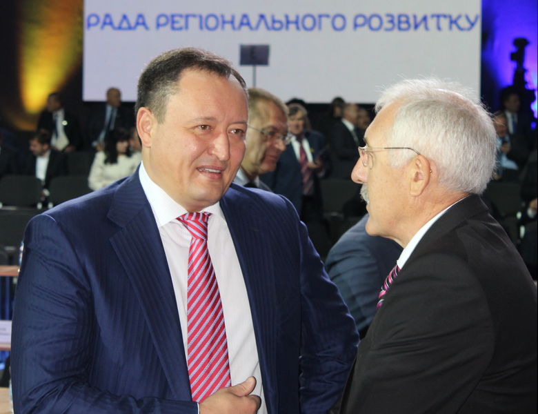 «Вважаю, що в рамках децентралізації разом з іншими повноваженнями на місця має бути передана і можливість розпоряджатись землею», - Костянтин Бриль
