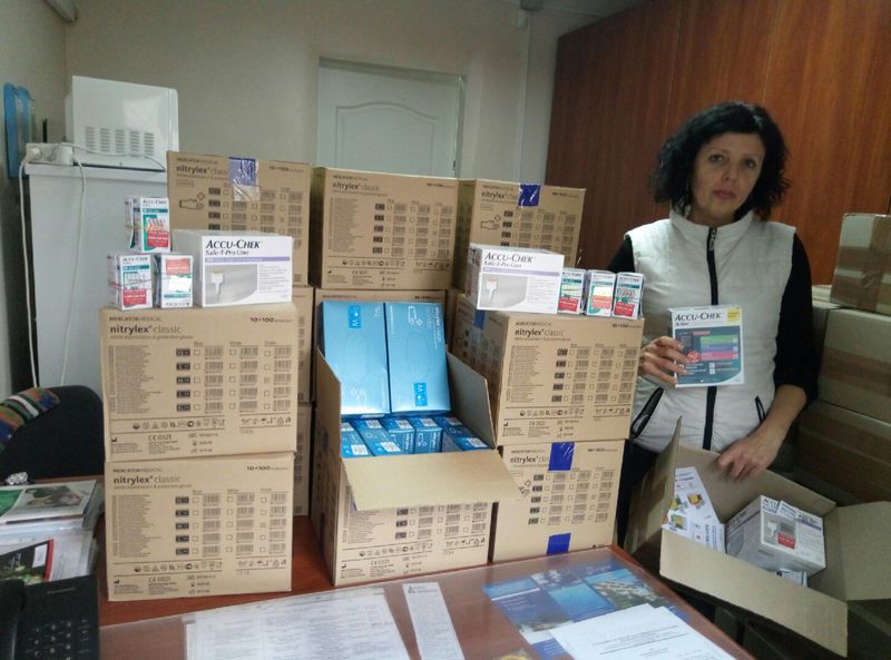 Центри первинної медико-санітарної допомоги  укомплектовуються обладнанням та меблями