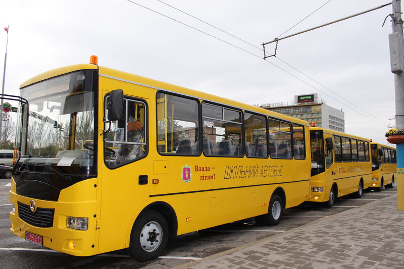 Костянтин Бриль  вручив ключі від  п’яти шкільних автобусів для трьох районів