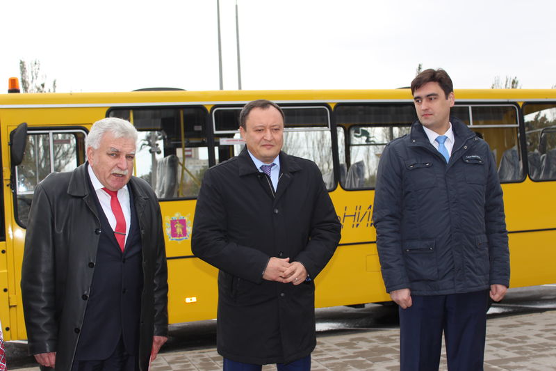 Костянтин Бриль  вручив ключі від  п’яти шкільних автобусів для трьох районів