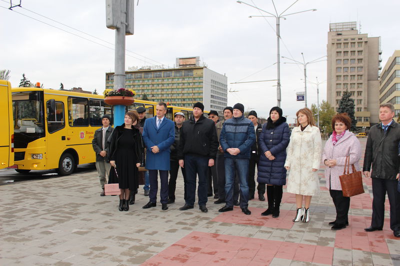 Костянтин Бриль  вручив ключі від  п’яти шкільних автобусів для трьох районів