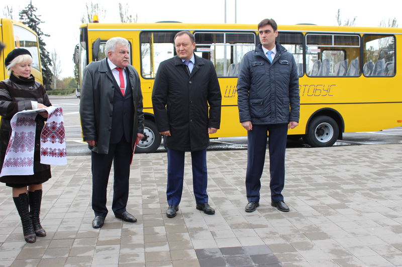 Костянтин Бриль  вручив ключі від  п’яти шкільних автобусів для трьох районів