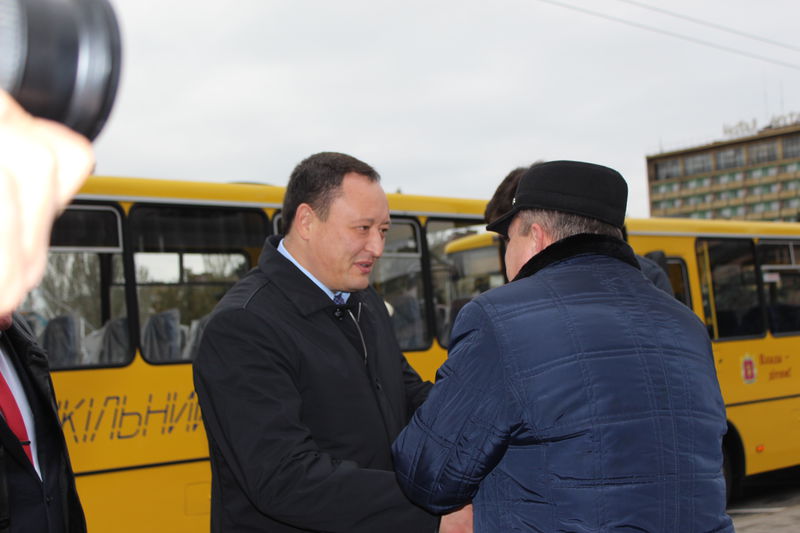 Костянтин Бриль  вручив ключі від  п’яти шкільних автобусів для трьох районів