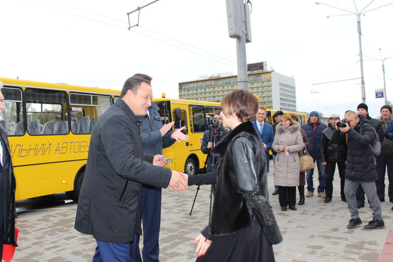 Костянтин Бриль  вручив ключі від  п’яти шкільних автобусів для трьох районів