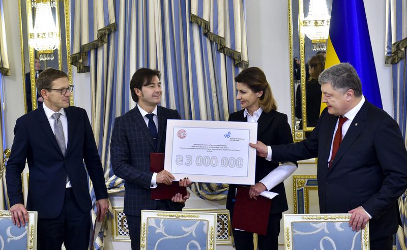 Президент передав сертифікат на 3 млн грн. для організації архітектурного конкурсу: Сподіваюсь, Музей Революції Гідності та Меморіал Небесної Сотні будуть гідними наших героїв