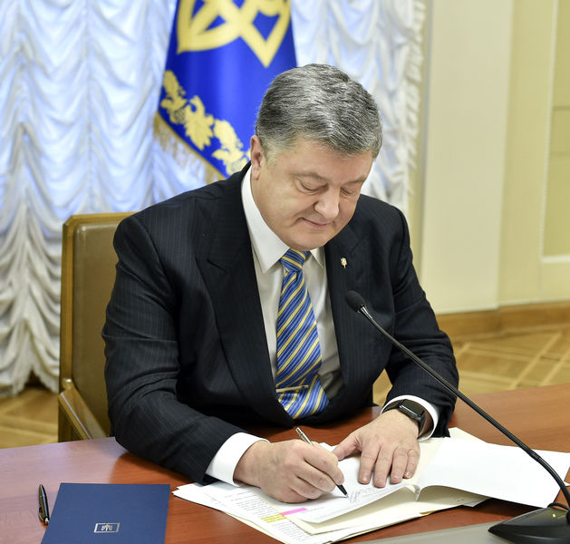 Президент підписав Закон щодо посилення соціального захисту учасників АТО, учасників Революції Гідності та членів їх родин
