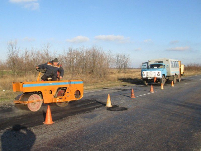Дорожники  зосередилися на аварійному ямковому ремонті 