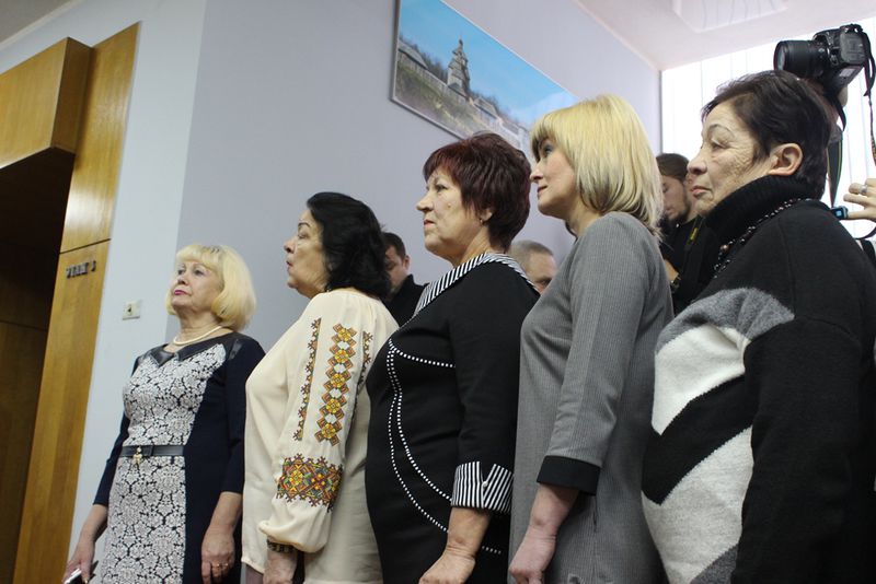 Марина Порошенко вручила гусеничні сходові підйомники для інклюзивних шкіл регіону
