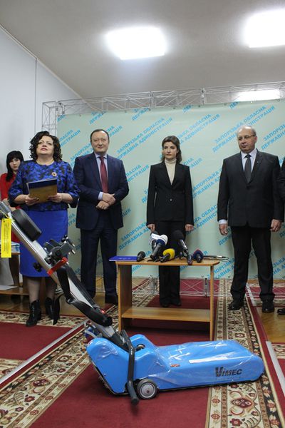 Марина Порошенко вручила гусеничні сходові підйомники для інклюзивних шкіл регіону