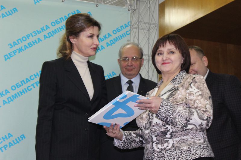 Марина Порошенко вручила гусеничні сходові підйомники для інклюзивних шкіл регіону