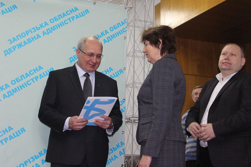 Марина Порошенко вручила гусеничні сходові підйомники для інклюзивних шкіл регіону