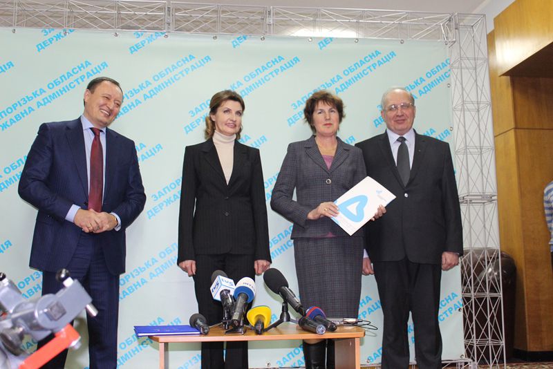 Марина Порошенко вручила гусеничні сходові підйомники для інклюзивних шкіл регіону