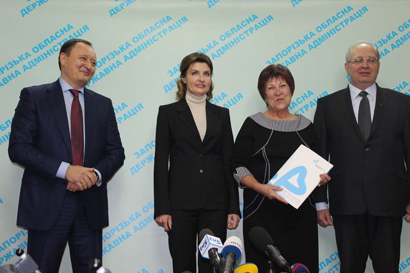 Марина Порошенко вручила гусеничні сходові підйомники для інклюзивних шкіл регіону