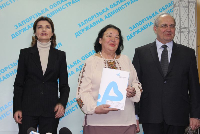 Марина Порошенко вручила гусеничні сходові підйомники для інклюзивних шкіл регіону
