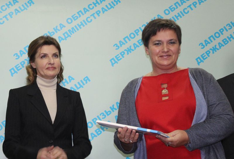 Марина Порошенко вручила гусеничні сходові підйомники для інклюзивних шкіл регіону