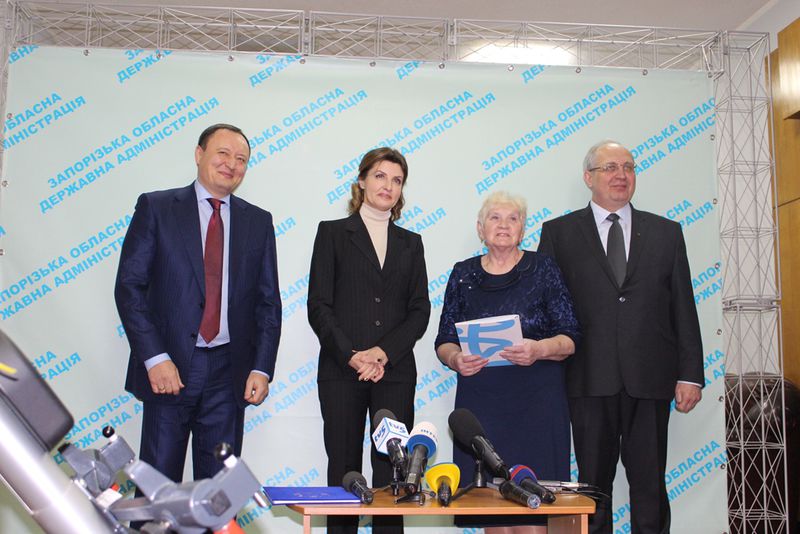 Марина Порошенко вручила гусеничні сходові підйомники для інклюзивних шкіл регіону