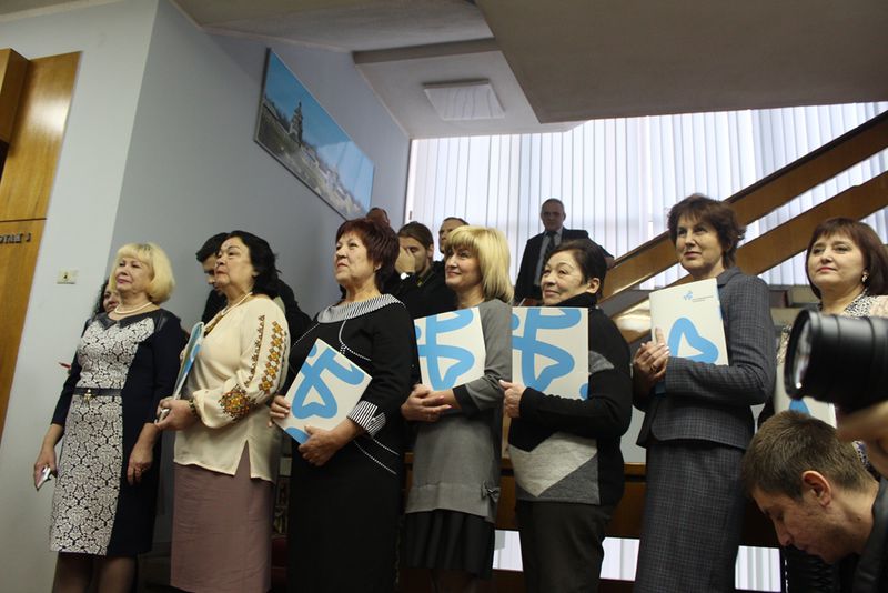 Марина Порошенко вручила гусеничні сходові підйомники для інклюзивних шкіл регіону