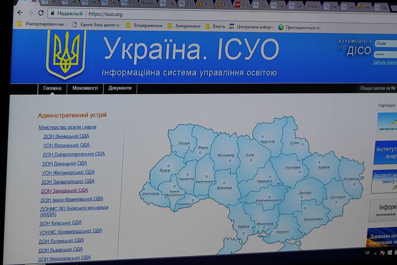 Марина Порошенко вручила гусеничні сходові підйомники для інклюзивних шкіл регіону