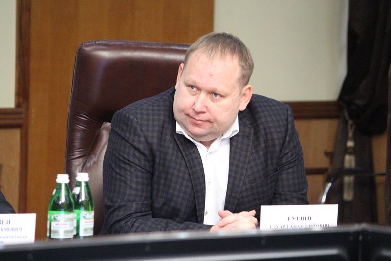 Марина Порошенко вручила гусеничні сходові підйомники для інклюзивних шкіл регіону