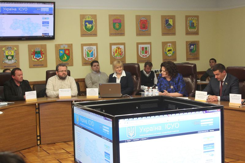 Марина Порошенко вручила гусеничні сходові підйомники для інклюзивних шкіл регіону