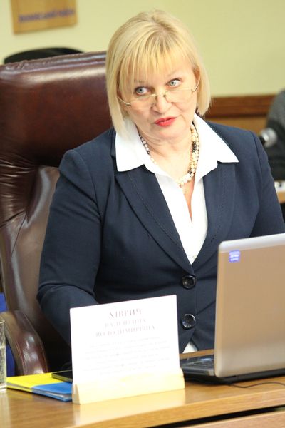 Марина Порошенко вручила гусеничні сходові підйомники для інклюзивних шкіл регіону