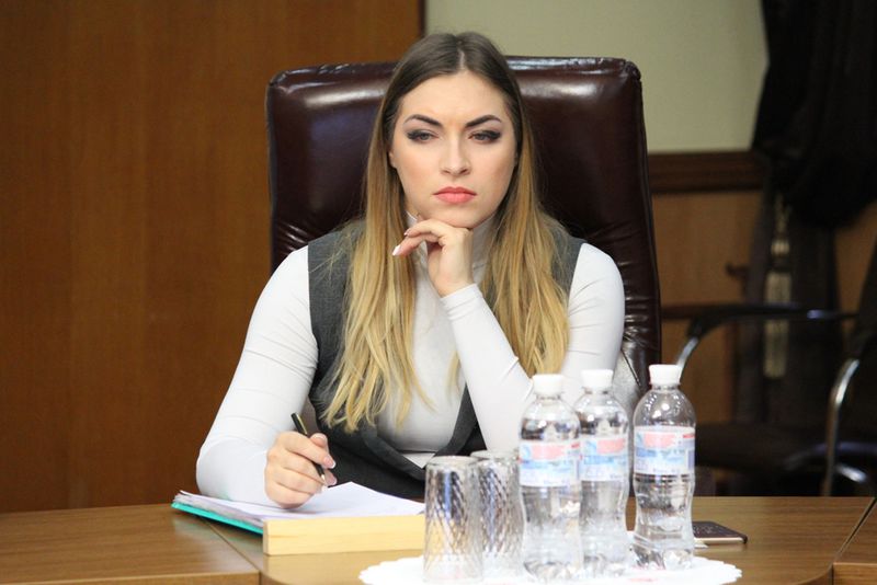 Марина Порошенко вручила гусеничні сходові підйомники для інклюзивних шкіл регіону