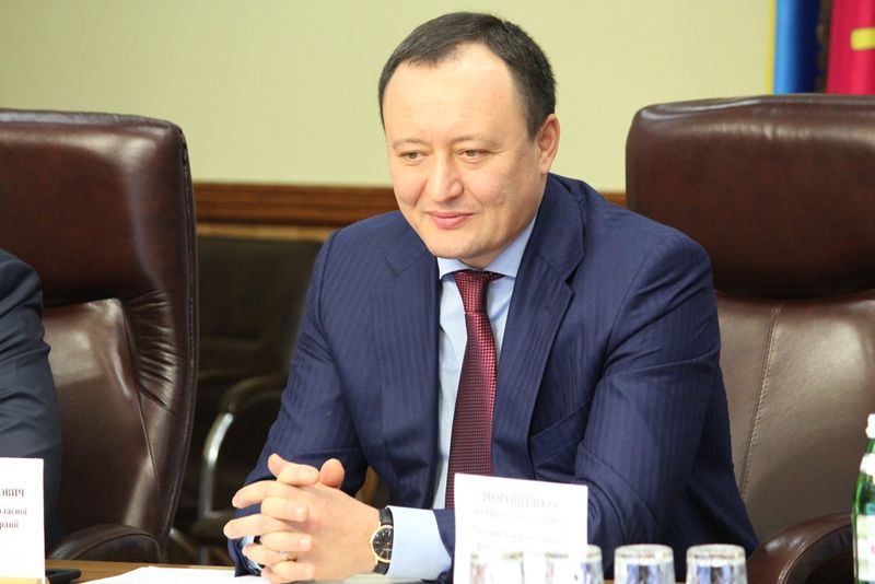 Марина Порошенко вручила гусеничні сходові підйомники для інклюзивних шкіл регіону