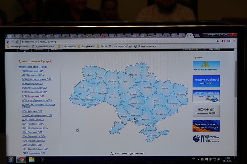 Марина Порошенко вручила гусеничні сходові підйомники для інклюзивних шкіл регіону