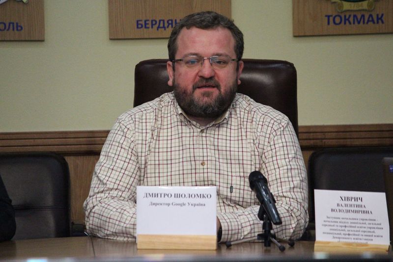 Марина Порошенко вручила гусеничні сходові підйомники для інклюзивних шкіл регіону