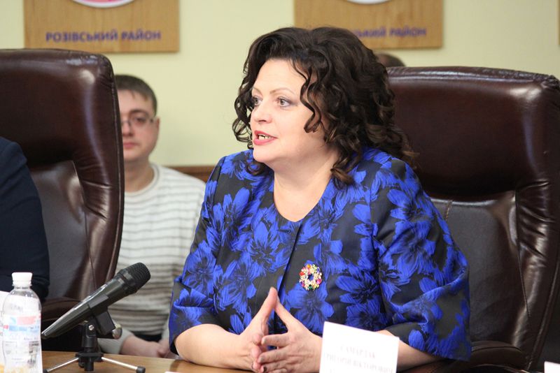 Марина Порошенко вручила гусеничні сходові підйомники для інклюзивних шкіл регіону