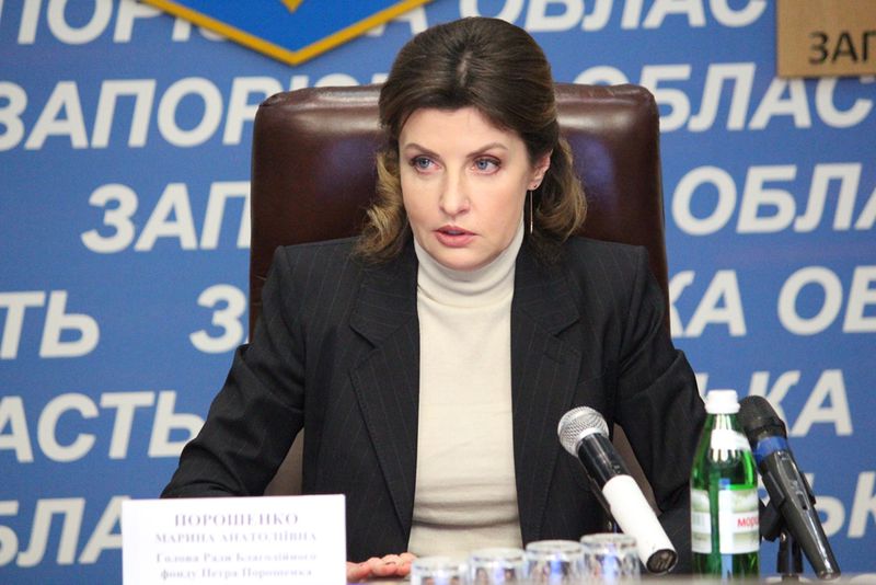 Марина Порошенко вручила гусеничні сходові підйомники для інклюзивних шкіл регіону