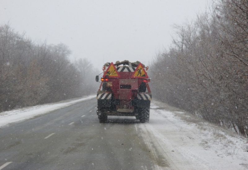 Запорізькі дорожники розчищають автошляхи цілодобово