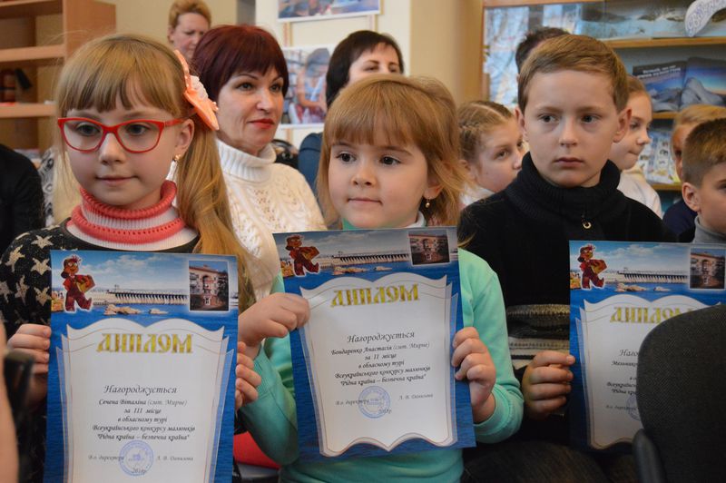 Юні знавці дорожнього руху отримали нагороди за малюнки