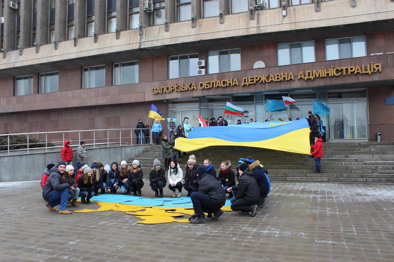 В Запоріжжі відбувся флешмоб «Україна - єдина! Крим – це  Україна!»